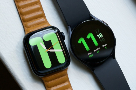 Apple Watch Series 8 VS Galaxy Watch 5: який годинник краще?