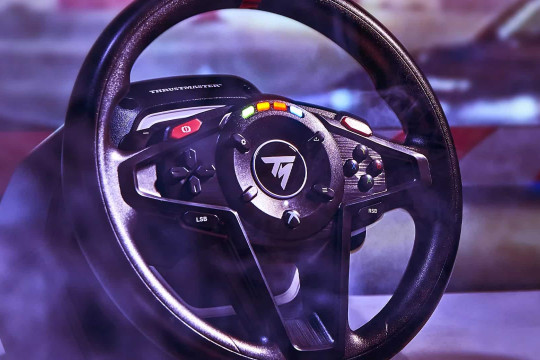 Кермо з педалями Thrustmaster дарує відчуття справжнього водіння
