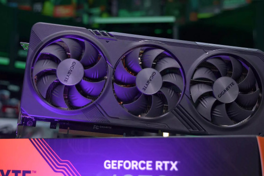 GIGABYTE GeForce RTX 4070 Super – премиальная видеокарта для игр