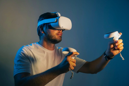 Порівняння Apple Vision Pro та Oculus Quest 2: які VR-окуляри вибрати