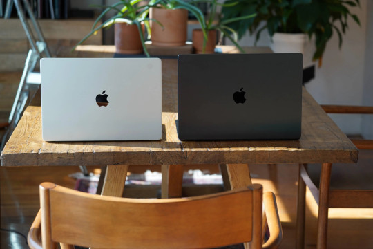 Air чи Pro: який MacBook краще вибрати і чому