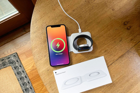 Популярные беспроводные зарядки-подставки из MagSafe
