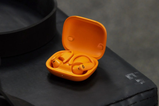 Apple планирует выпуск новых спортивных наушников PowerBeats Pro 2