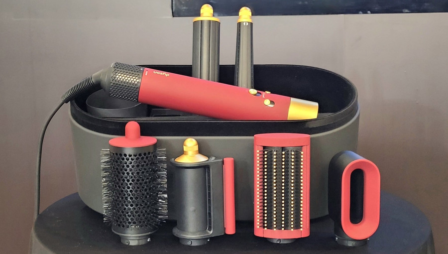 Обзор стайлера Dyson: в новом цвете Red Velvet Gold