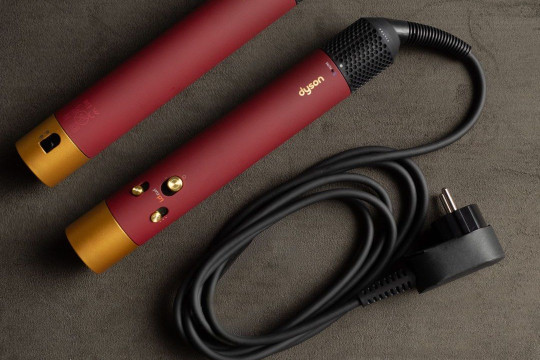 Обзор стайлера Dyson: в новом цвете Red Velvet Gold