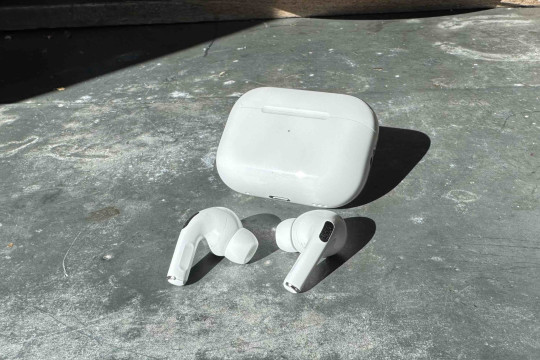 Догляд за AirPods Pro: Apple розповіла як не пошкодити навушники при очищенні