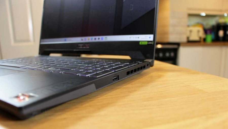 інтерфейси та порти на боковій панелі asus tuf gaming a15