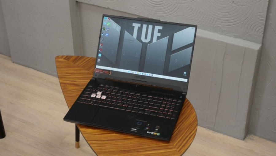 asus tuf gaming a15 геймерський ноутбук на столі