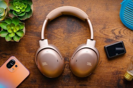Вышли JBL Tour One M3: стоит ли платить $400 за эти наушники?