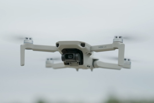 Маленький дрон DJI Mini 4K с профессиональной камерой: обзор 2025