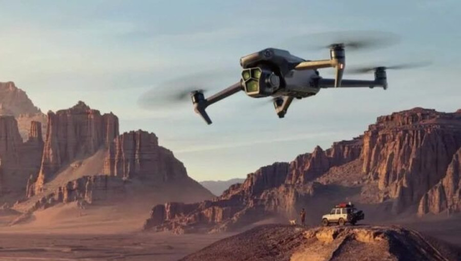 вигляд Mavic 4 Pro збоку